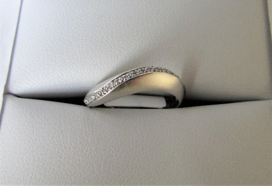 C1431- 18 Karat White Gold Ring