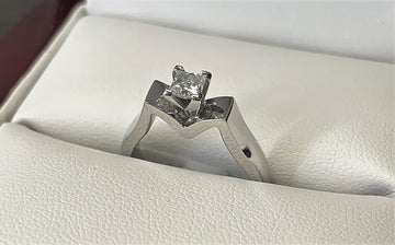 APA4706 - 18 Karat White Gold Engagement Ring