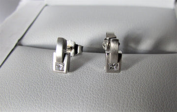 J6239 - 14 Karat White Gold Stud Earrings