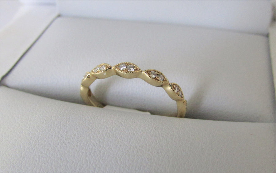 B1688 - 14 Karat Yellow Gold Band