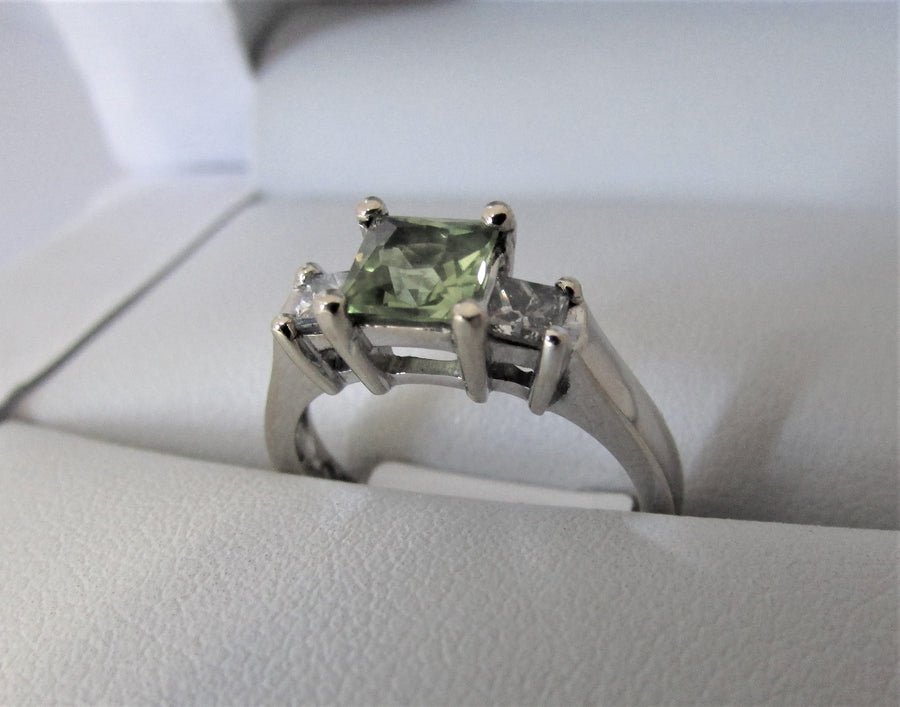 A2440 - 18 Karat White Gold Gemstone Ring