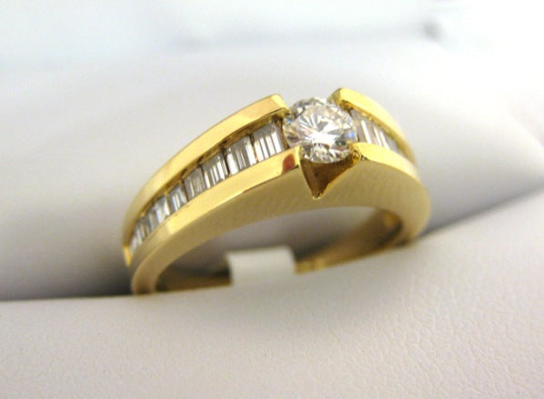 A900 - 18 Karat Yellow Gold Engagement Ring