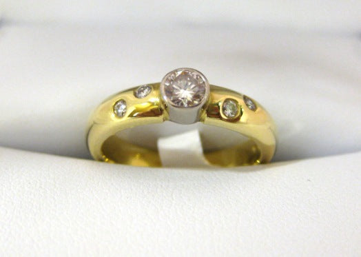A986 - 18 Karat Yellow Gold Engagement Ring