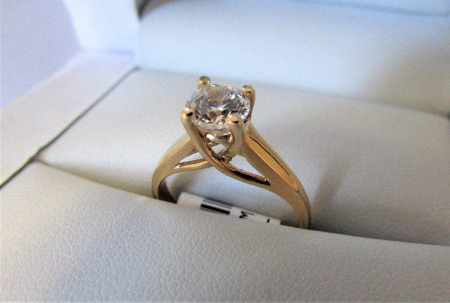 APA4586 - 14 Karat Yellow Gold Engagement Ring