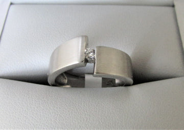 C1353 - 14 Karat White Gold Ring