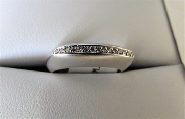 C1432 - 18 Karat White Gold Ring