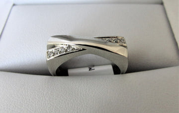 C1435 - 18 Karat White Gold Ring