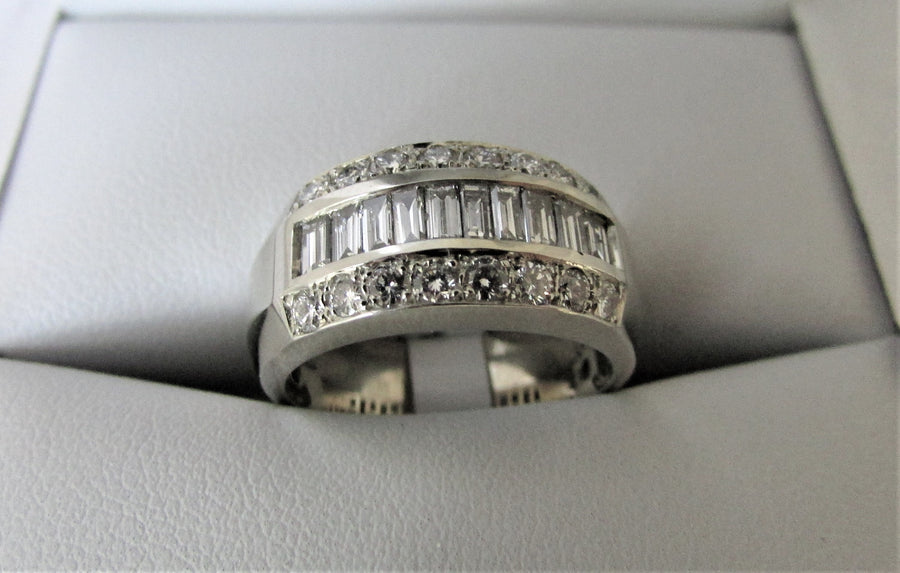 C1437 - 18 Karat White Gold Ring