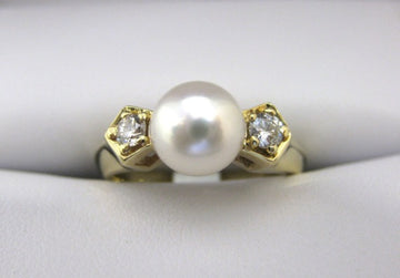 C1760 - 18 Karat Yellow Gold Pearl Ring