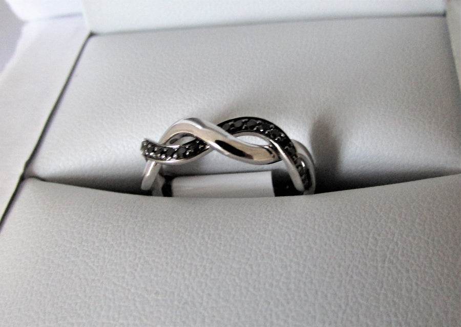 C2089 - 14 Karat White Gold Ring