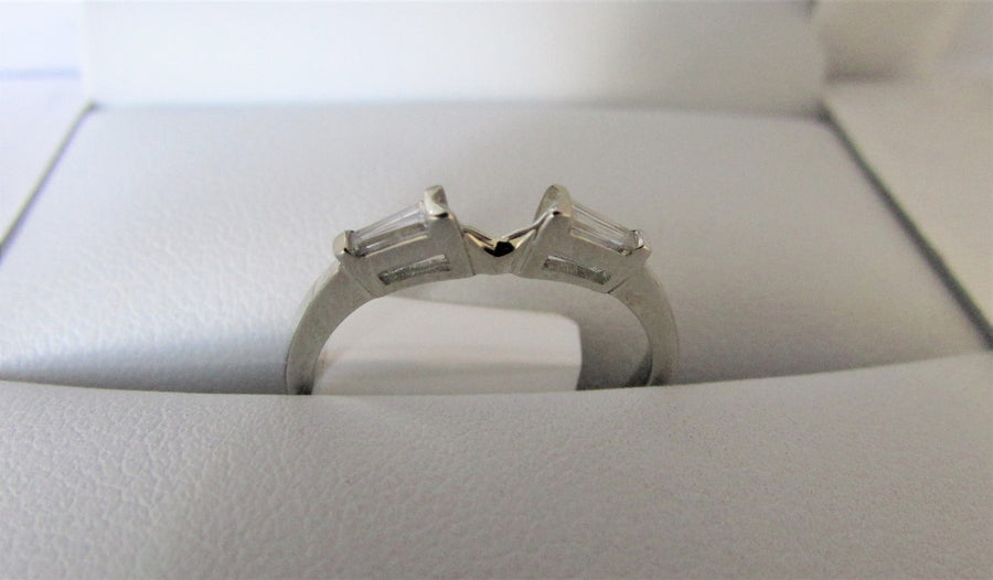 F2444 - 18 Karat White Gold Band