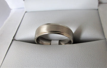 F3916 - 14 Karat White Gold Band