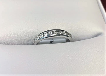 B1601 - 14 Karat White Gold Band