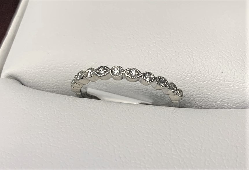 B1724 - 14 Karat White Gold Band