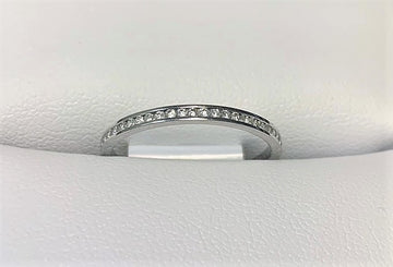 B1624 - 18 Karat White Gold Band