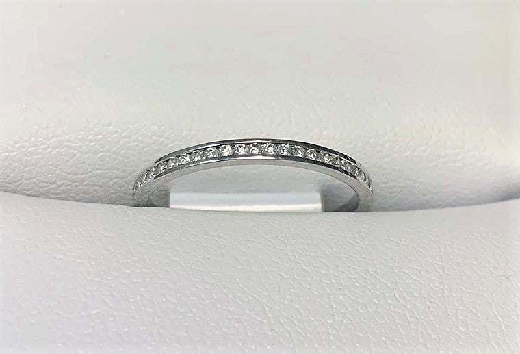 B1624 - 18 Karat White Gold Band