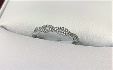 B1685 - 14 Karat White Gold Band