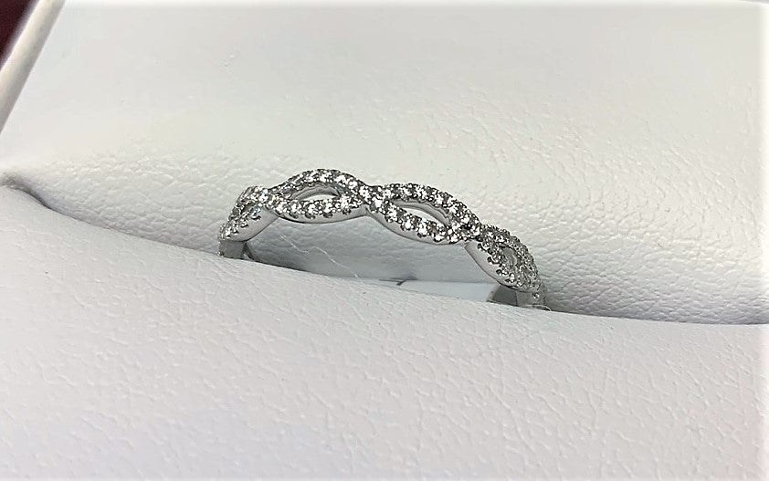 B1685 - 14 Karat White Gold Band