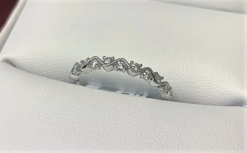 B1715 - 14 Karat White Gold Band