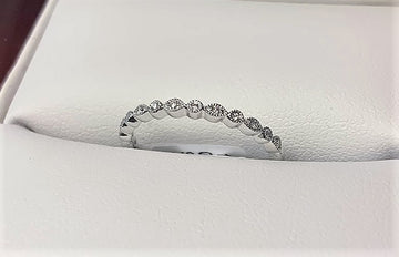 B1717 - 14 Karat White Gold Band